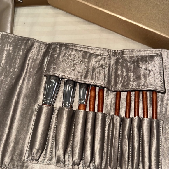 BVLGARI Limited Edition Gold Makeup Brushes Set with Makeup Pouch - Picture 5 of 11